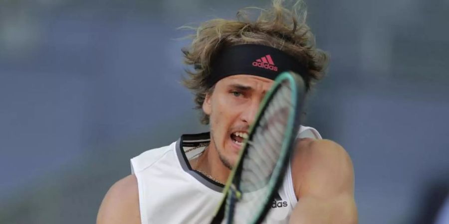 Alexander Zverev trifft im Viertelfinale des ATP-Turniers in Madrid auf Sandplatz-König Rafael Nadal. Foto: Paul White/AP/dpa