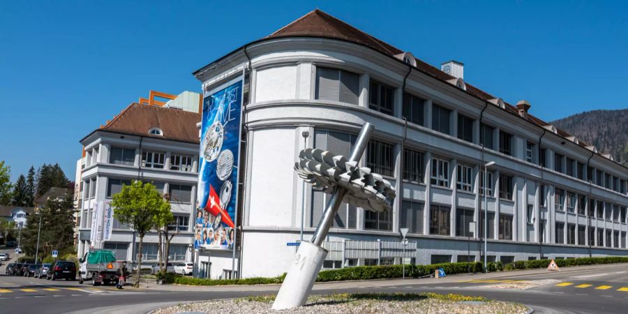 ETA Gebäude (ETA SA Manufacture Horlogère Suisse) an der Schild-Rust-Strasse mit Kapellstrassekreisel in Grenchen.