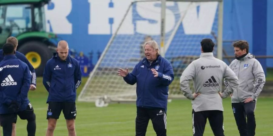 Horst Hrubesch (M.) glaubt noch an den HSV-Aufstieg. Foto: Marcus Brandt/dpa