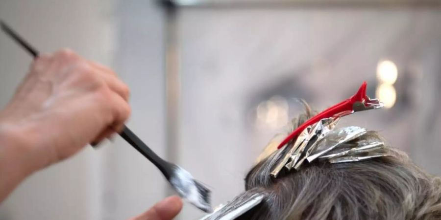 Geimpfte und Genesene können nun zum Beispiel wieder ohne negativen Corona-Test zum Friseur gehen. Foto: Symbolbild Friseur/dpa