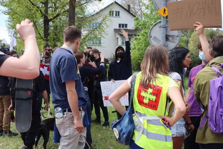 Am Rande gab es eine rund zehnminütige, friedliche Diskussion zwischen Linken und Demo-Teilnehmern.