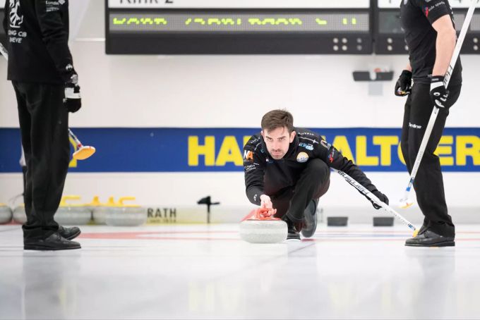 Skip Peter de Cruz im Einsatz. Curling