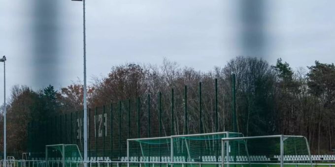 Ein leerer und geschlossener Fussballplatz in Berlin-Friedrichshagen. Foto: Kira Hofmann/dpa-Zentralbild/ZB Ein leerer und geschlossener Fussballplatz in Berlin-Friedrichshagen. Foto: Kira Hofmann/dpa-Zentralbild/ZB