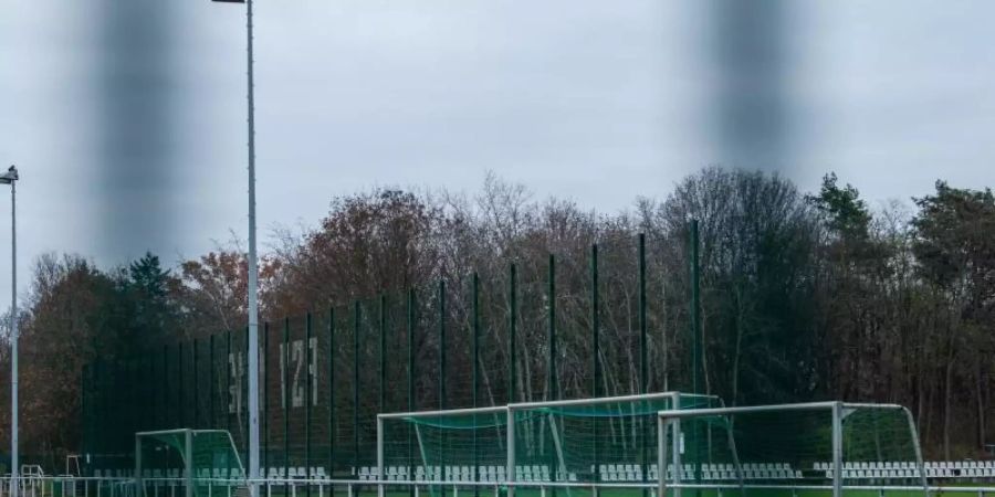 Ein leerer und geschlossener Fussballplatz in Berlin-Friedrichshagen. Foto: Kira Hofmann/dpa-Zentralbild/ZB