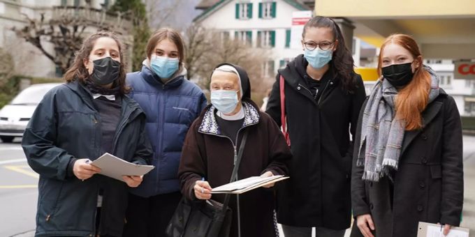 In allen Bezirken wurden Unterschriften gesammelt. Letzte Woche tat dies die Ingenbohler Schwester Philipp mit einigen Studentinnen in Brunnen. schwyz