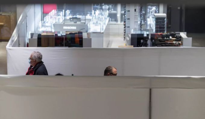 Abgesperrte Bereiche mit nicht-essentiellen Waren in einem Schweizer Kaufhaus während des Teil-Lockdowns. Coronavirus Schweiz Schweden Lockdown