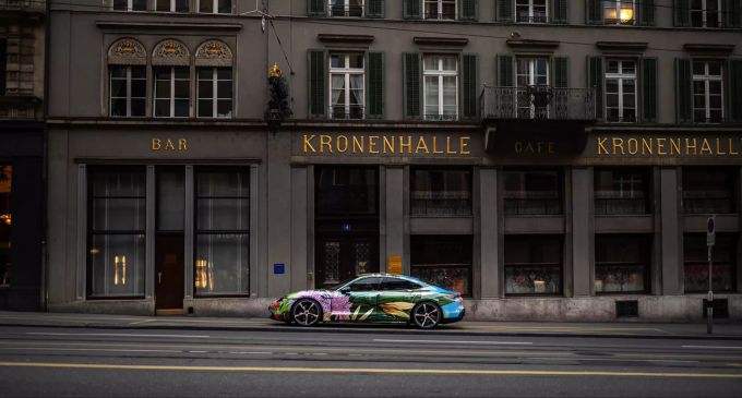 Aus der Schweiz für die Schweiz ist das Taycan Art Car ein Projekt von Porsche Schweiz und US-Künstler Phillips Porsche Taycan Art Car