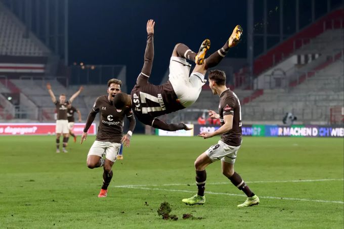 Daniel-Kofi Kyereh (oben) vom FC St. Pauli jubelt nach seinem Treffer zum 1:0 im Spiel gegen den HSV. HSV
