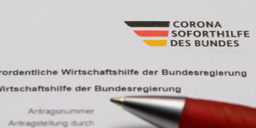 Ein Antrag auf Gewährung von Wirtschaftshilfe der Bundesregierung in der Corona-Krise. Foto: Robert Michael/dpa-Zentralbild/dpa
