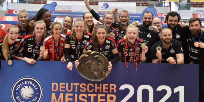 Maja Storck und die Spielerinnen vom Dresdner SC jubeln über ihren Meistertitel. Maja Storck Dresden SC