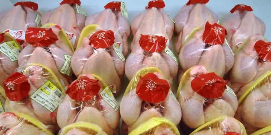 Tiefkühlhühner in einem Supermarkt in Frankreich