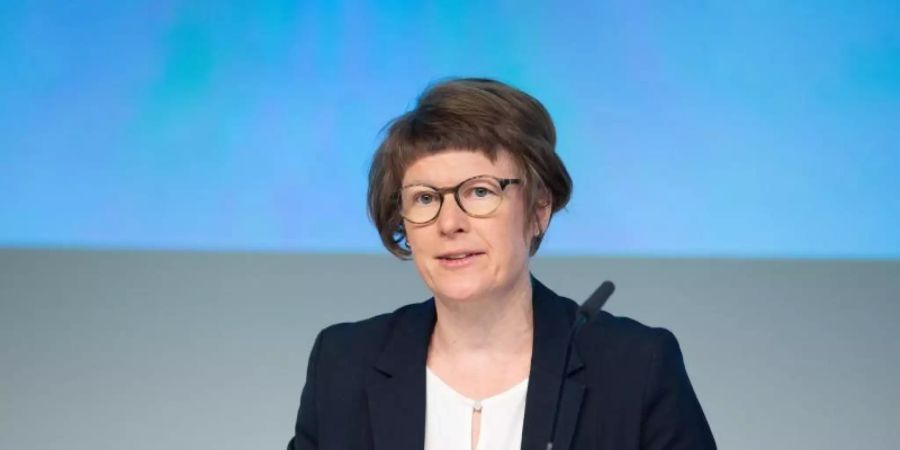 Professorin Veronika Grimm, Vorständin im Zentrum Wasserstoff Bayern, spricht bei einer Pressekonferenz zur bayerischen Wasserstoffstrategie. (zu dpa: "«Wirtschaftsweise»: Autobranche muss auch auf Brennstoffzelle setzen"). Foto: Timm Schamberger/dpa