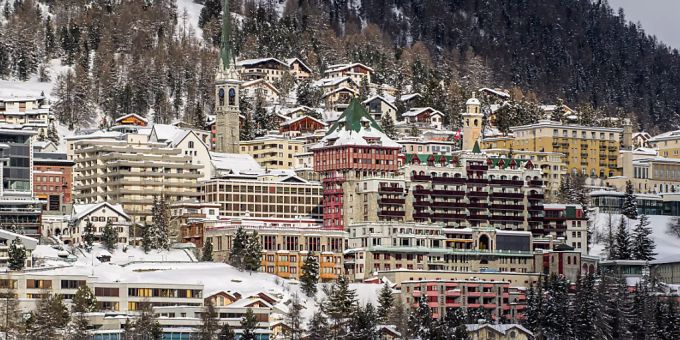 Die Hotellerie in der Schweiz leidet auch ein Jahr nach dem Beginn der Coronakrise weiter, vor allem weil die ausländischen Gäste fehlen. Im Bild das Hotel Badrutt's Palace in St. Moritz (Symbolbild). Schweiz Hotel