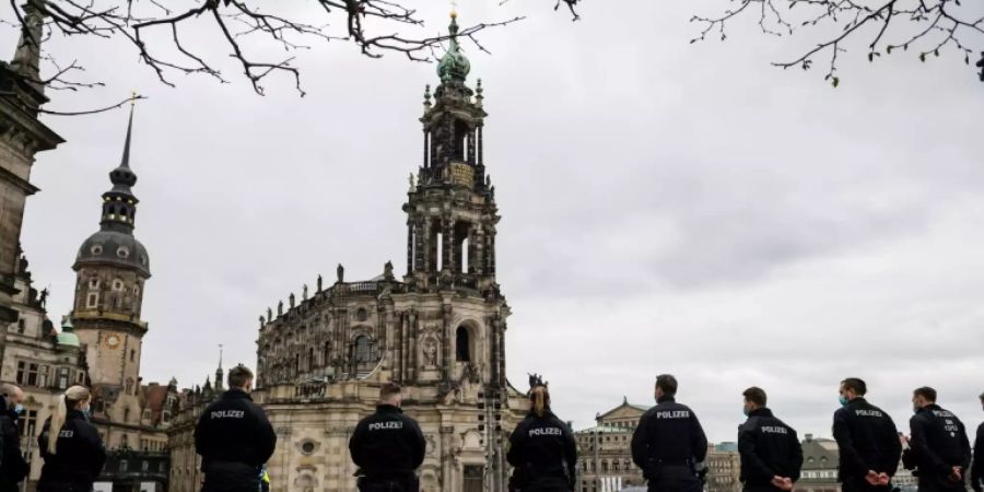 Polizisten in Dresden am 17. April