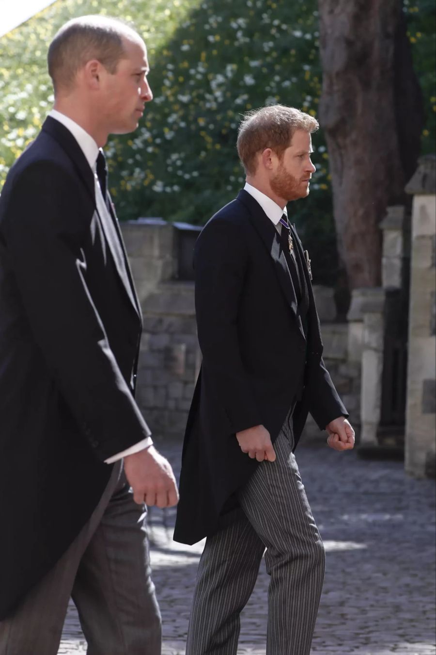 Prinz William und Prinz Harry gehen hinter Philips Sarg her.