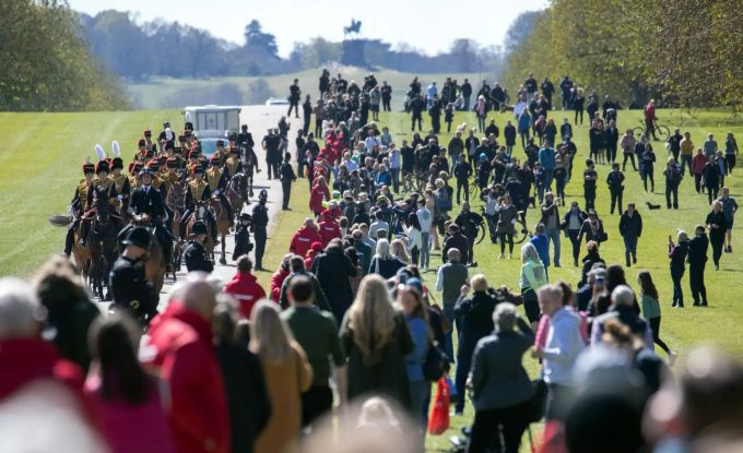 Zahlreiche Menschen haben sich am Long Walk versammelt, auf dem die Armeeeinheit King's Troop Royal Horse Artillery zum Schloss Windsor reitet. Trauerfeier