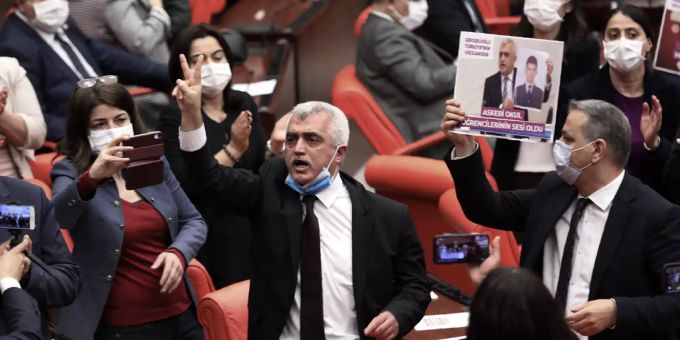 Ömer Faruk Gergerlioglu bei seinem letzten Auftritt im Parlament, ehe ihm der Sitz entzogen wurde. Ömer Faruk Gergerlioglu HDP