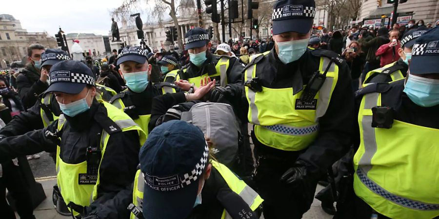 dpatopbilder - Polizisten nehmen in London einen Demonstranten fest bei einem «Kill the Bill»-Protest gegen die Einführung des neuen Polizeigesetzes der britischen Regierung. Foto: Jonathan Brady/PA Wire/dpa