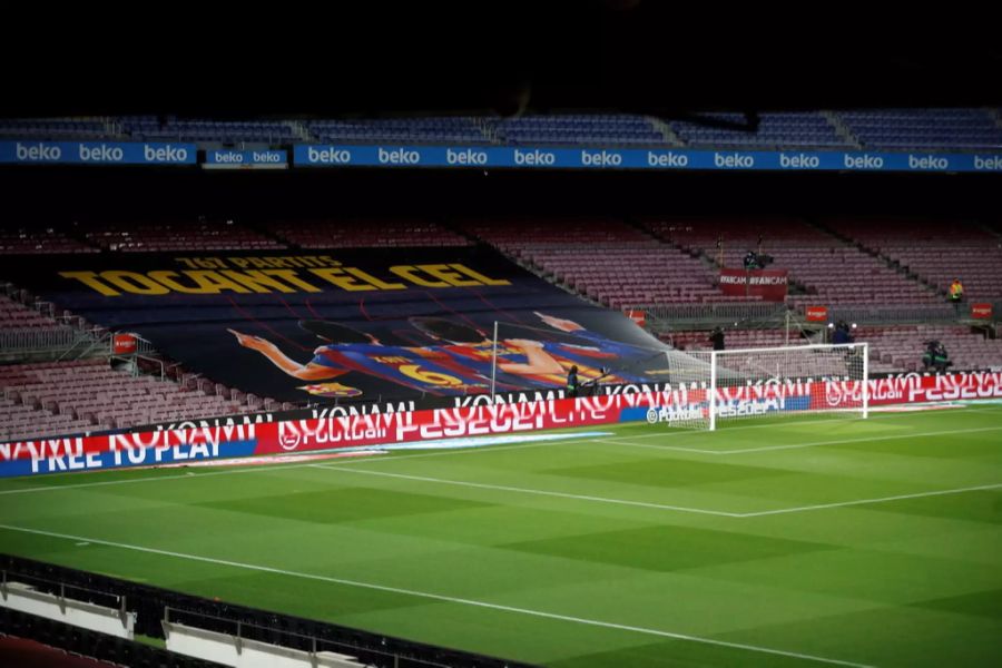 Im Camp Nou hängt gestern ein riesiges Banner.