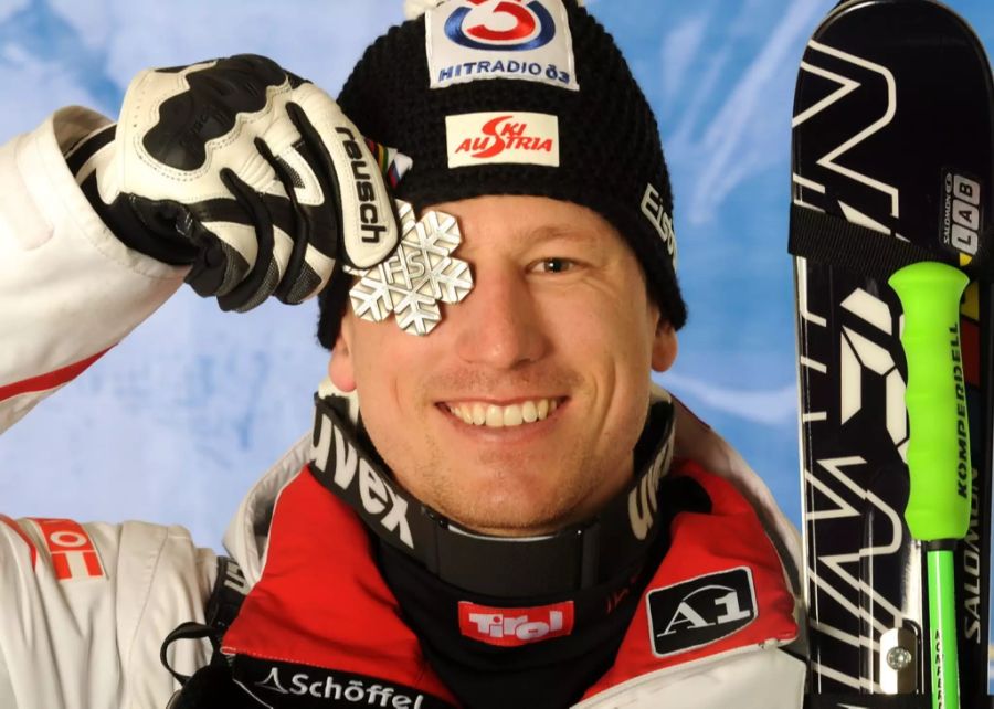 Bei der Weltmeisterschaft 2011 holt er Silber im Super-G.