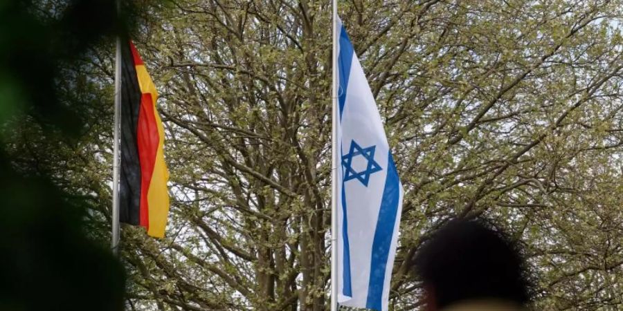 Die Stadt Solingen hat erneut eine israelische Flagge vor dem Rathaus gehisst. Zuvor war eine solche dort verbrannt worden. Foto: Henning Kaiser/dpa