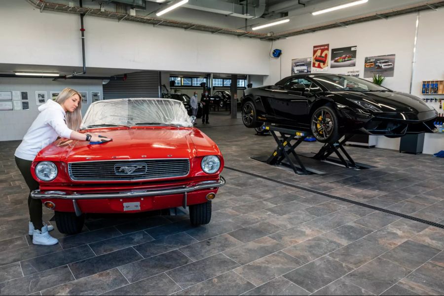 Viel Handarbeit. Michèle Uhlmann poliert einen Ford Mustang aus den 60igern.