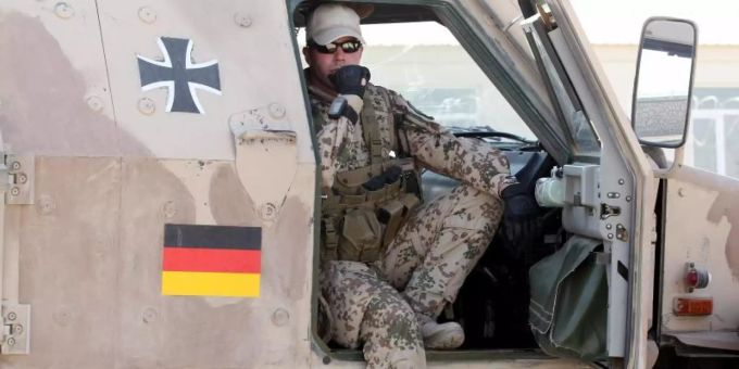 Ein Soldat der Bundeswehr sitzt auf dem Gelände des Police-Trainings-Camps in Kundus in einem gepanzerten Fahrzeug. nato afghanistan