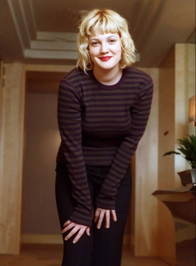 Drew Barrymore im Jahr 1998 mit Kurzhaarschnitt und rotem Lippenstift. drew barrymore