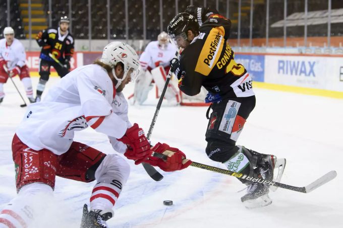 Lausannes Aurelien Marti, links, und Berns Cory Conacher, rechts, kaempfen um den Puck, beim Eishockey Meisterschaftsspiel der National League zwischen dem SC Bern und den Lausanne HC, in der Postfinance Arena in Bern. (KEYSTONE/Anthony Anex) SCB Conacher