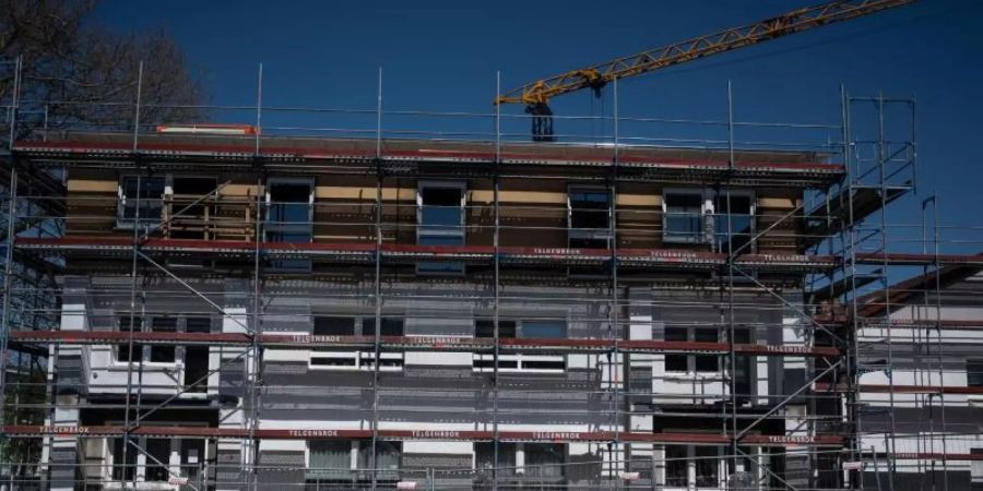 Trotz genehmigter Bauvorhaben: Die Fertigstellung von immer mehr Wohnungen lässt auf sich warten. Foto: Bernd Thissen/dpa