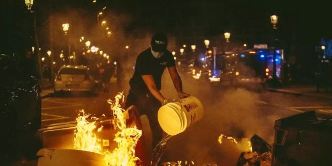 Ein Mann versucht bei den Protesten in Barcelona, ein Feuer zu löschen. Foto: Matthias Oesterle/ZUMA Wire/dpa Ein Mann versucht bei den Protesten in Barcelona, ein Feuer zu löschen. Foto: Matthias Oesterle/ZUMA Wire/dpa