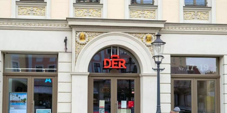 Wegen der Pandemie herrscht in der Reisebranche immer noch Flaute. DER Touristik schliesst deswegen jetzt Tutzende Reisebüros. Foto: Daniel Schäfer/dpa-Zentralbild/dpa