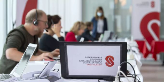 Freiwillige der Glückskette nehmen Spenden entgegen. (Archivbild) Glückskette