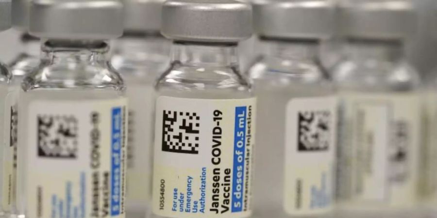 Fläschchen des Corona-Impfstoffs von Johnson &amp; Johnson stehen in der Apotheke des National Jewish Hospital zur Verteilung im Osten von Denver. Foto: David Zalubowski/AP/dpa