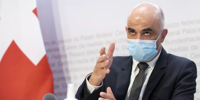 Bundesrat Alain Berset spricht während einer Medienkonferenz des Bundesrates zur aktuellen Lage im Zusammenhang mit dem Coronavirus, am Mittwoch, 21. April 2021, in Bern. alain berset