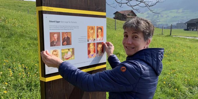 Irene Roethlin montiert eine Bildtafel. Irene Roethlin