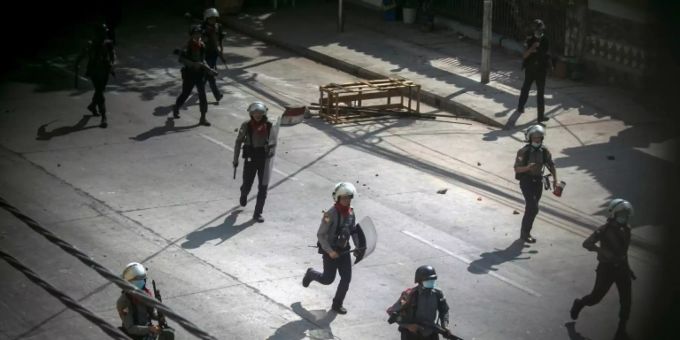 Polizeieinsatz gegen Demonstranten in Rangun Polizeieinsatz gegen Demonstranten in Rangun