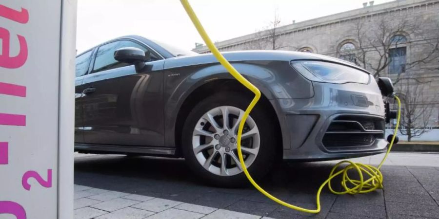 Wenn Stromanbieter die nachts meist niedrigeren Preise an die Verbraucher weiterreichen, könnten etwa Autofahrer, die ihr Fahrzeug nachts aufladen, davon profitieren. Foto: Julian Stratenschulte/dpa