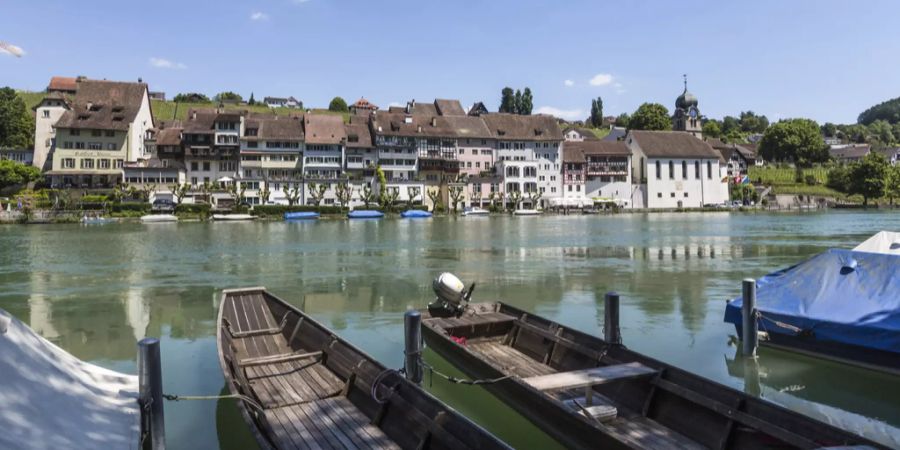 Blick auf die Eglisauer Altstadt über das Rheinufer.