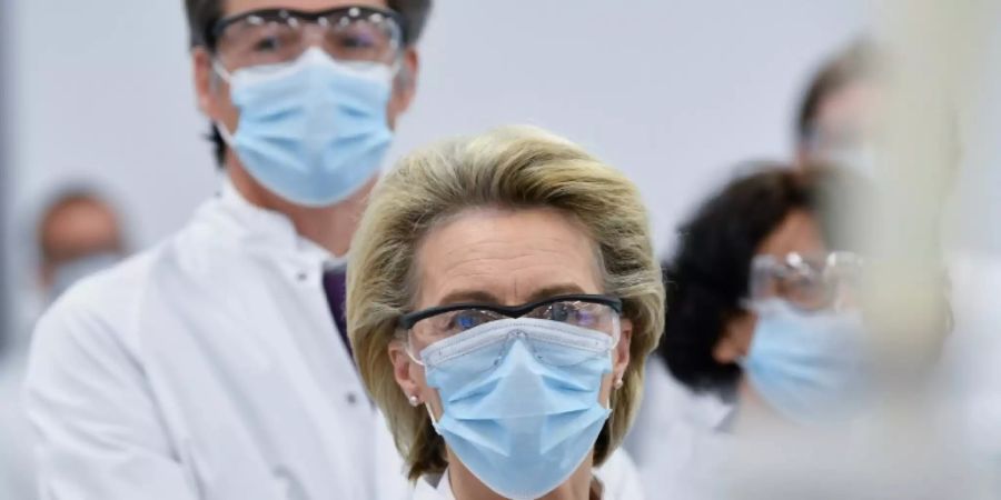 Von der Leyen bei Besuch in Werk in Puurs