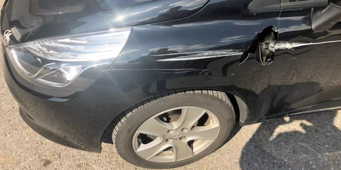 An den Fahrzeugen entstand Sachschaden. Kantonspolizei Glarus