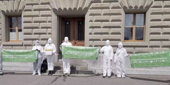 Mitglieder der Bewegung «Frühling2020» vor dem Bundeshaus in Bern. Corona-Petition