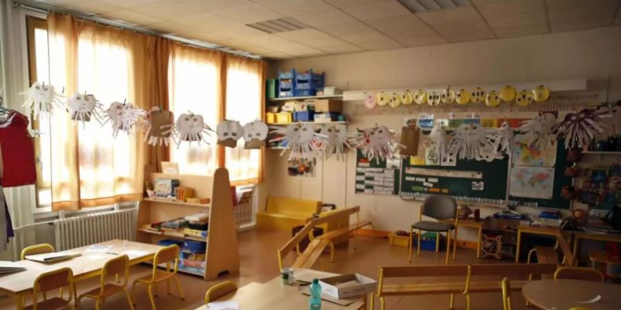 Ein Klassenzimmer in einer Pariser Schule. Erstmals im laufenden Schuljahr bleiben die Schulen in Frankreich zu. Foto: Thibault Camus/AP/dpa