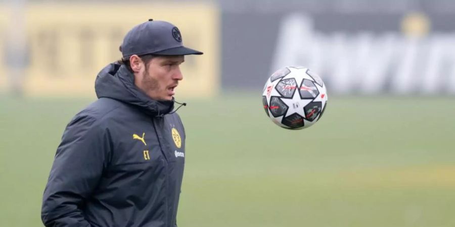 BVB-Trainer Edin Terzic leitet das Training seiner Mannschaft. Foto: Bernd Thissen/dpa