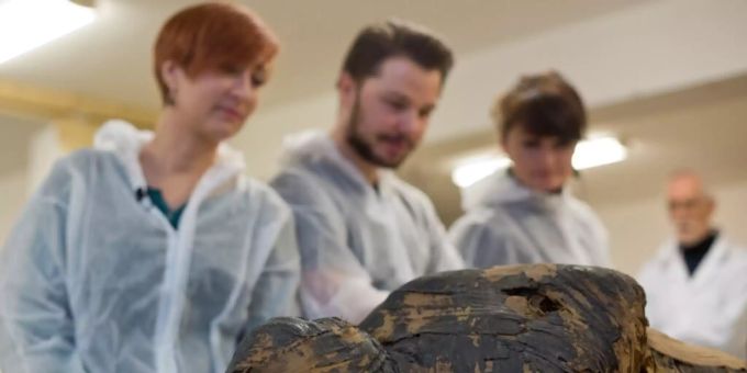 Warschauer Forscher haben beim Röntgen einer 2000 Jahre alten Mumie einen Foetus im Körper der einbalsamierten Ägypterin gefunden. Das ist bisher weltweit noch nie vorgekommen (Bild: Warsawmummyproject) Mumie