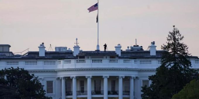 Die Flagge der USA weht bei Sonnenaufgang über dem Weissen Haus. Foto: Shen Ting/Xinhua/dpa Die Flagge der USA weht bei Sonnenaufgang über dem Weissen Haus. Foto: Shen Ting/Xinhua/dpa