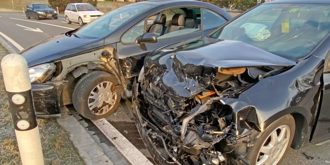 Beim Unfall wurden zwei Personen verletzt.