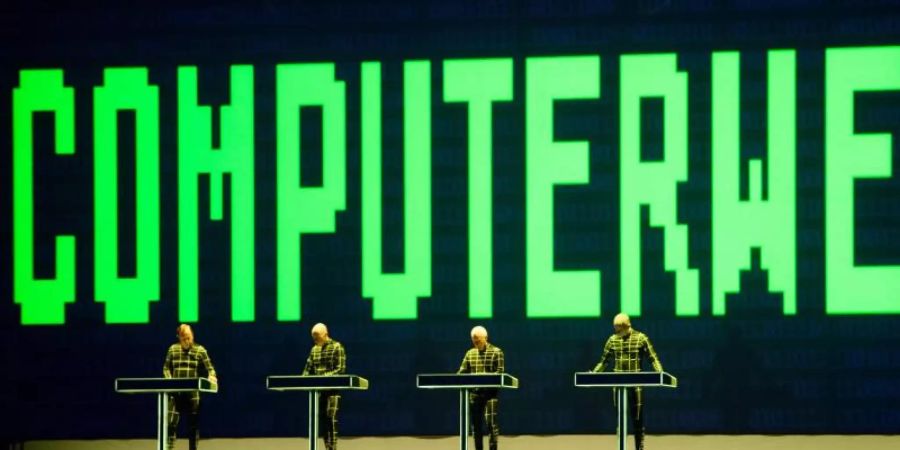 Pioniere der elektronischen Musik: Auftritt von Kraftwerk beim Lollapalooza-Festival in Berlin. Foto: Gregor Fischer/dpa