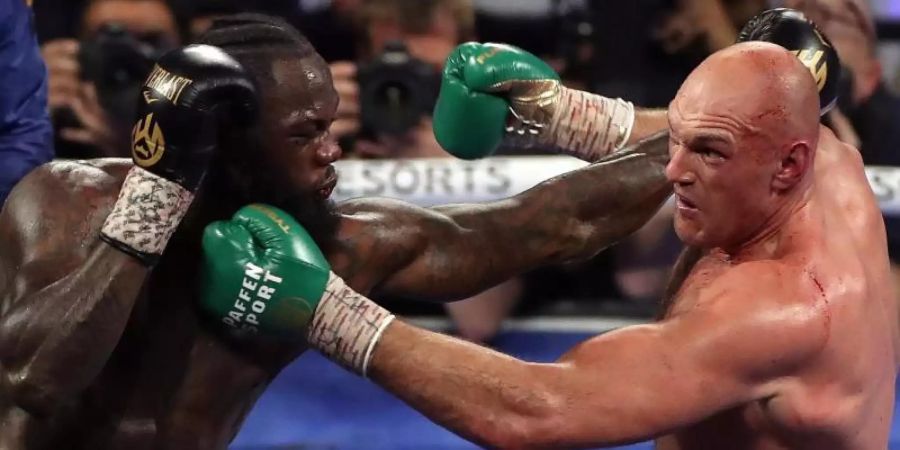 Tyson Fury (R) und Deontay Wilder sollen am 24. Juli in Las Vegas das dritte Mal aufeinandertreffen. Foto: Bradley Collyer/PA Wire/dpa