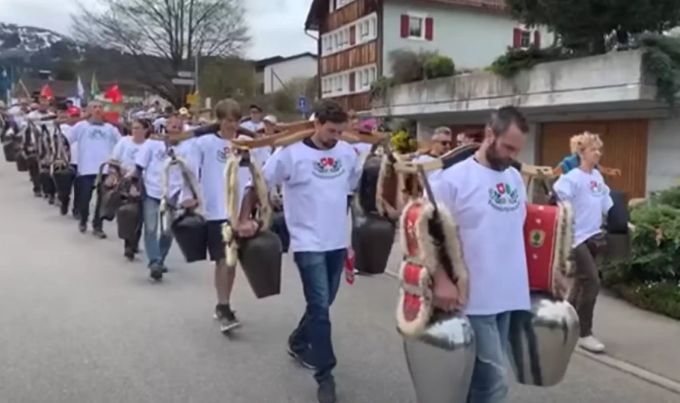 In Urnäsch AR zogen Mitte Mai rund 500 Kritiker der Massnahmen gegen das Coronavirus durch die Strassen. Coronavirus